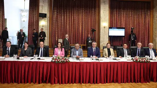 son dakika chpden komisyona 29 maddelik demokratiklesme paketi onerisi 1nSFtxBB