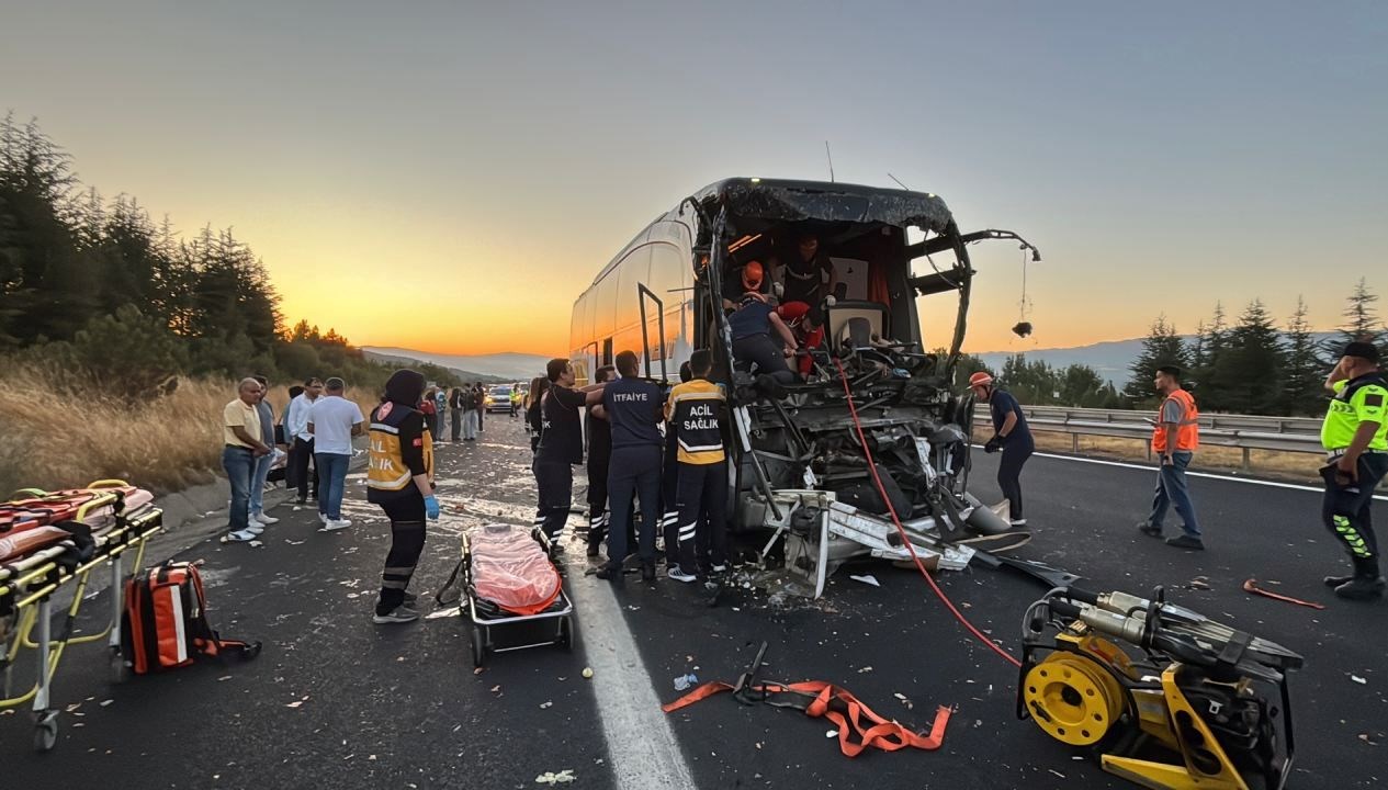 temde yolcu otobusu ile kamyon carpisti 1 olu 10 yarali pHex25Bx