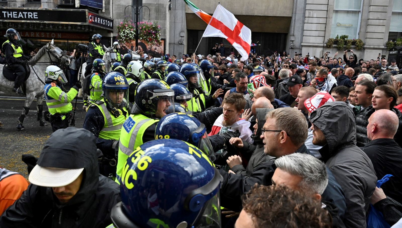 ingilterede asiri sagcilar sokaklara dokuldu 25 kisi gozaltinda Cg4cw6y8