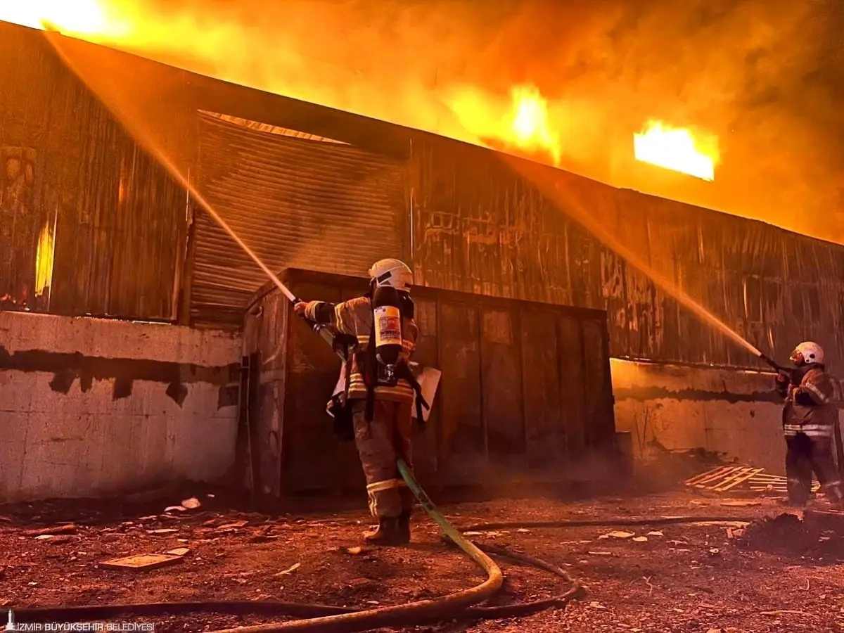 izmirdeki mobilya fabrikasinda yangin cikti bqj8INcS