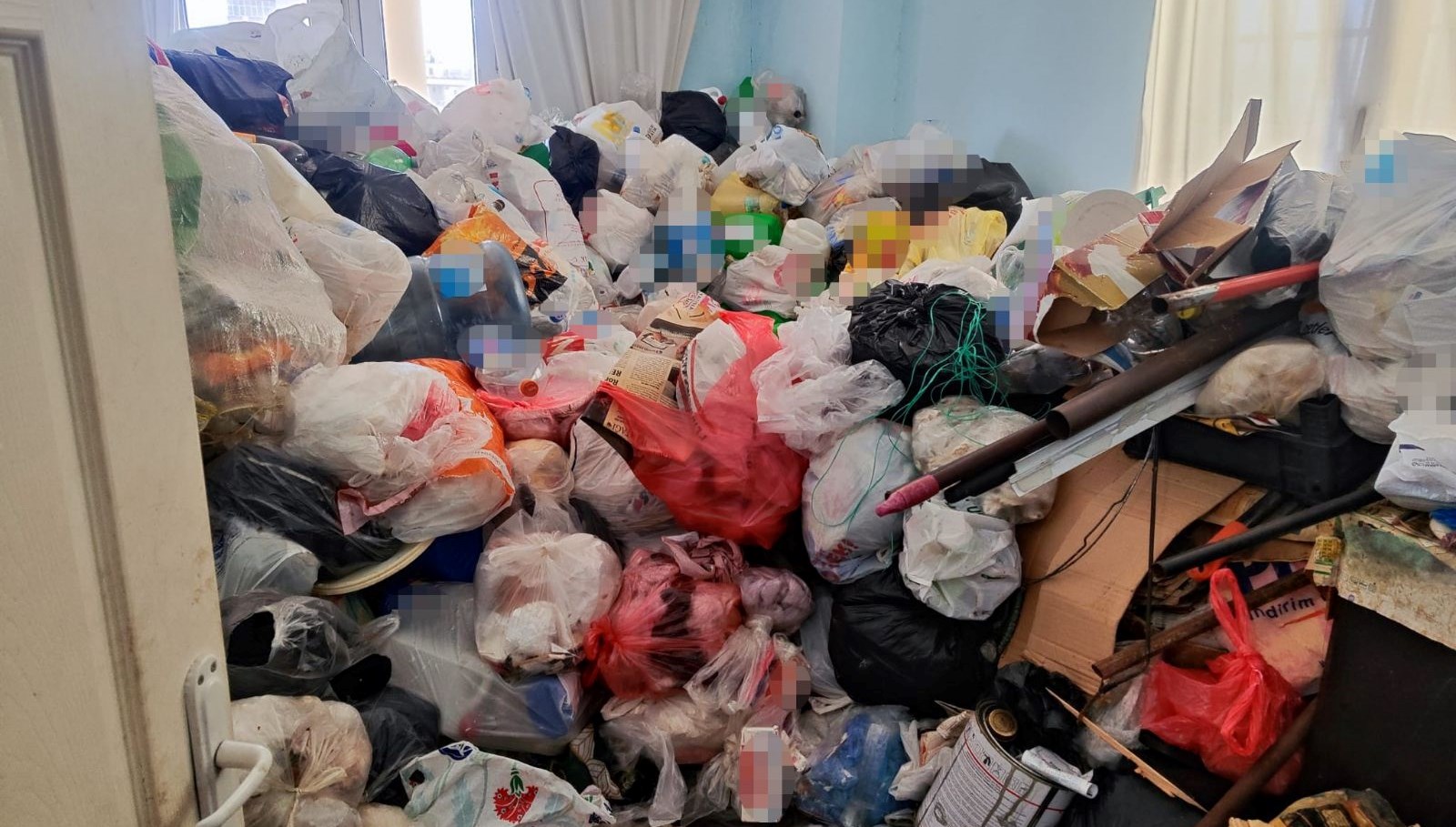 komsular kotu kokuya dayamadi evden iki kamyon cop cikti dABG1X4N