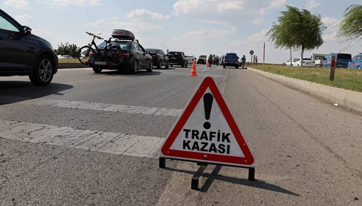 yolcu otobusuyle otomobil kafa kafaya carpisti l8Je38WO