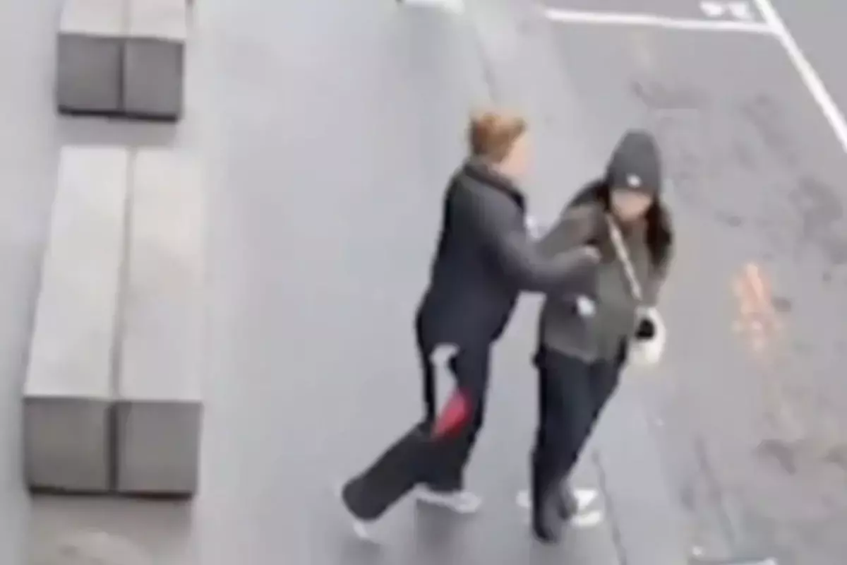 genc kadin iser giderken tanimadigi kisi tarafindan bicaklandi sHKkV3S9.jpg