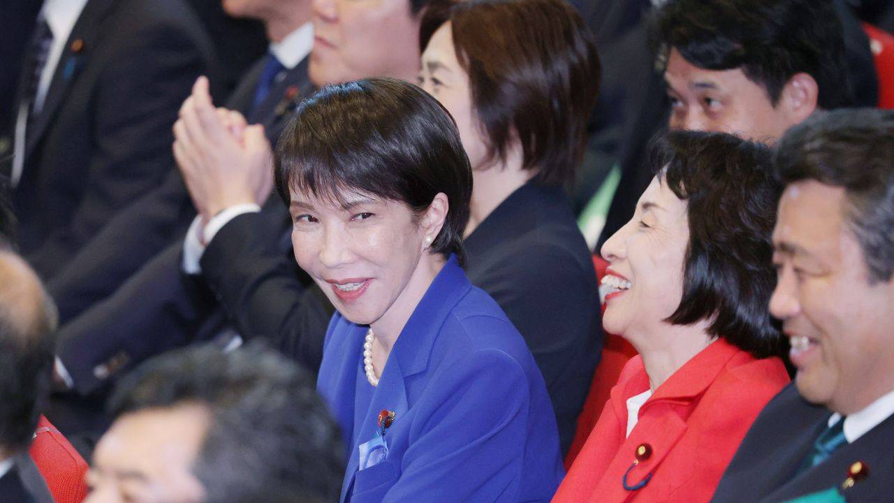 japonyanin ilk kadin basbakani takaicinin esi taku geri planda gorunmez koca olacagim batinin aksine burada eslerin ilgi odagi olmamasi daha iyi uQ4NBvby.jpg