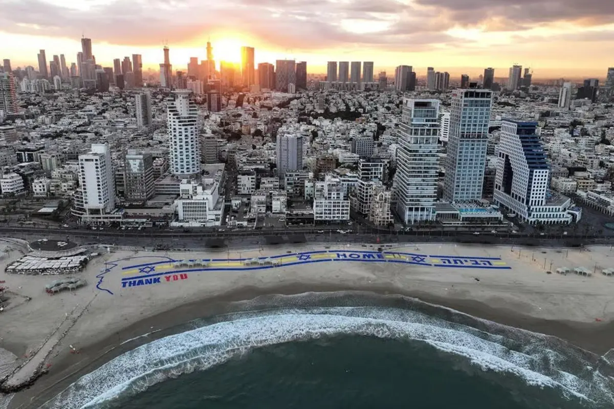 trumpa israilde surpriz karsilama plaja dev tesekkurler pankarti asildi EM3aHTyT.jpg