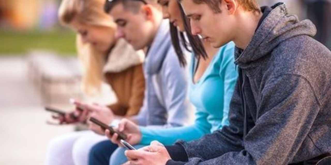 Dijital Dünyanın Gizli Tehlikesi: Telefon Kullanırken Boynunuza 27 Kilogramlık Yük Biniyor!