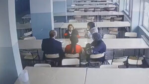 elma-yerken-olumden-dondu-heimlich-hayat-kurtardi-LRrlIkGH