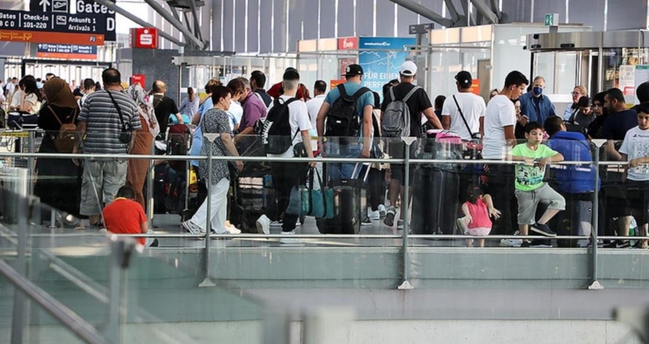 Havacılıkta Kriz: Yüzlerce Uçuş İptal, Yolcular Zor Durumda