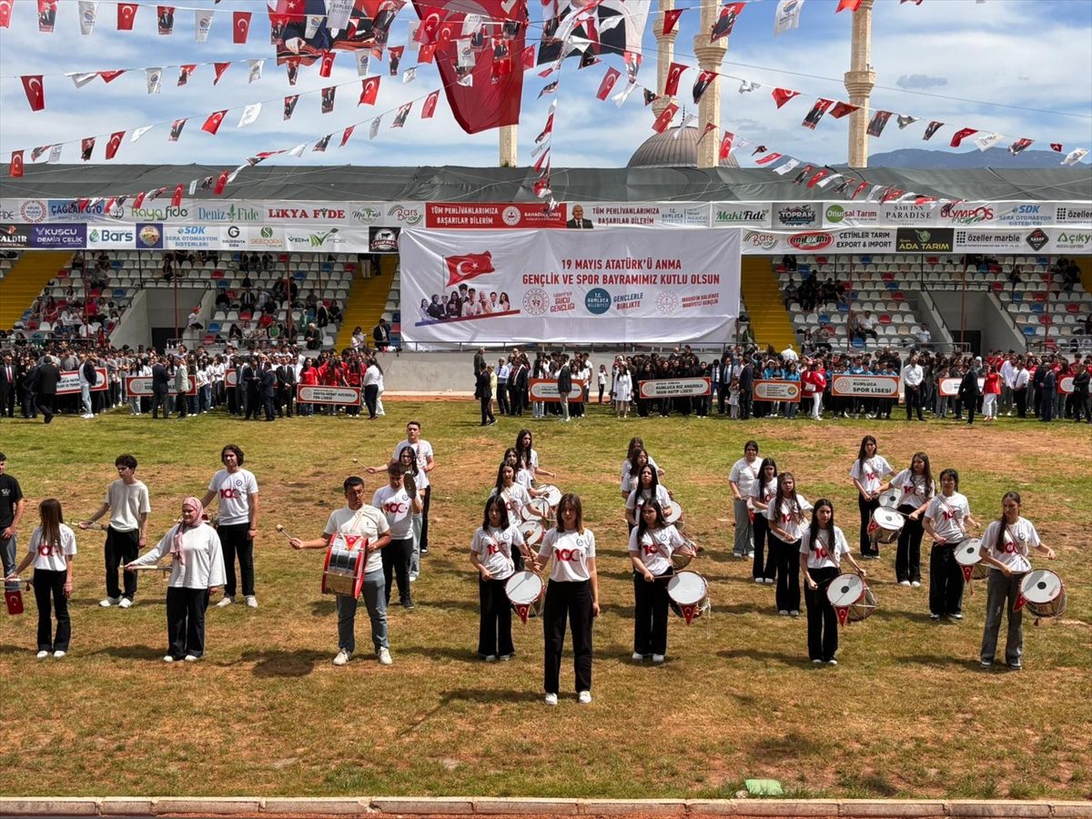 antalyada-19-mayis-coskusu-7-ilcede-renkli-kutlamalar-h2n78QCt-1