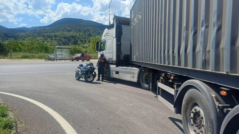 bilecikte-tir-ve-motosiklet-carpisti-knVeCha8