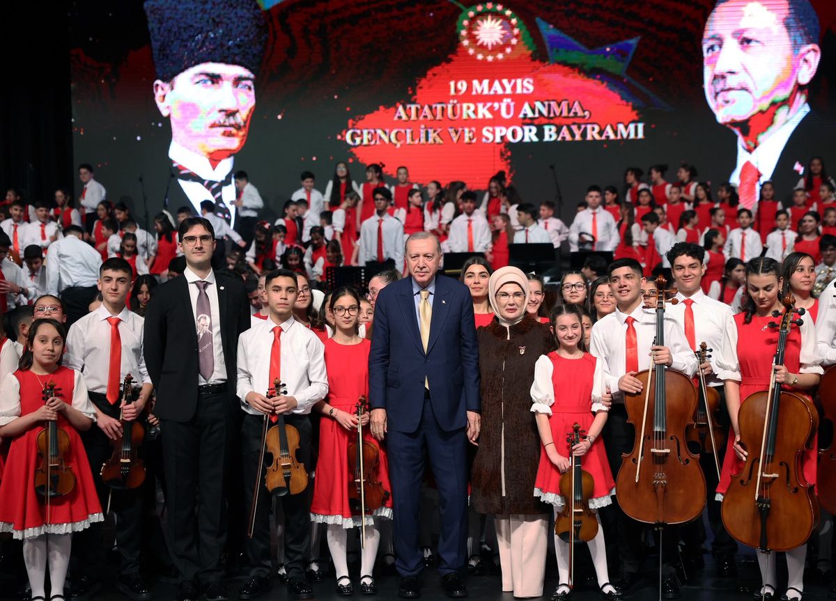 cumhurbaskani-erdogan-ve-esi-emine-erdogan-19-mayis-cocuk-orkestrasi-konserine-katildi-5eD7edHl-1