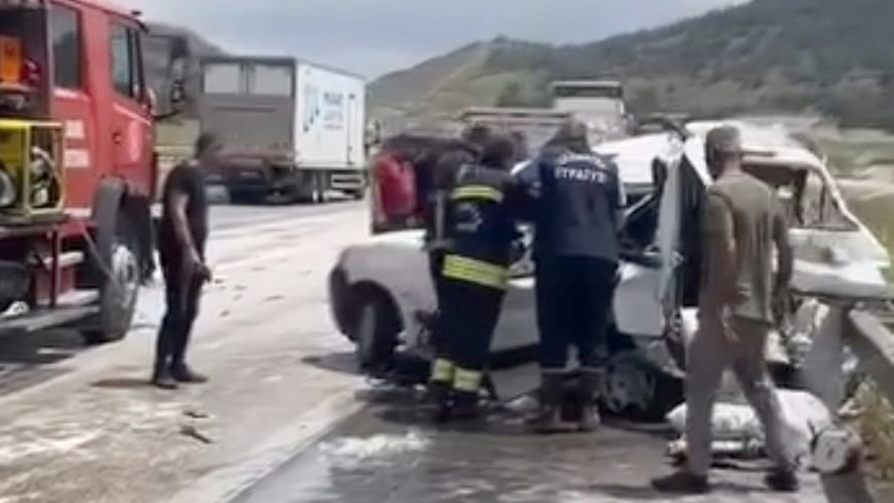 tag-otoyolda-olumcul-kaza-tirin-carptigi-otomobil-bariyere-ok-gibi-saplandi-2-olu-3XLGFXI9