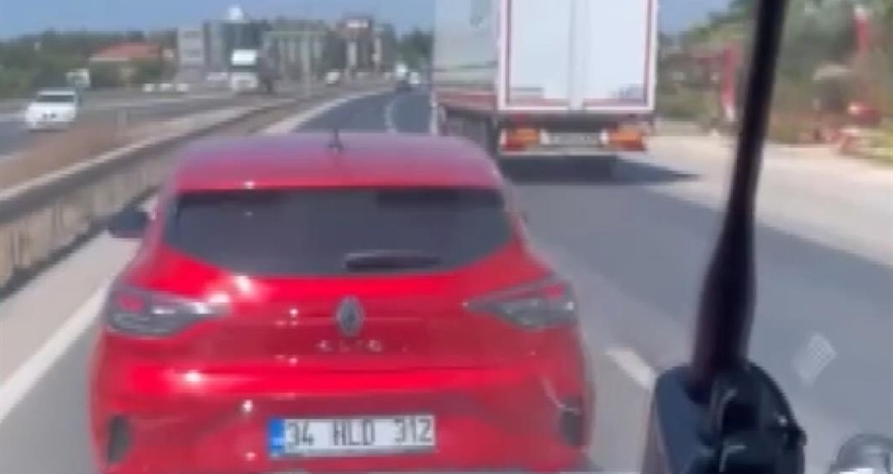 Vakaya giden ambulansa yol vermedi: O anlar kamerada